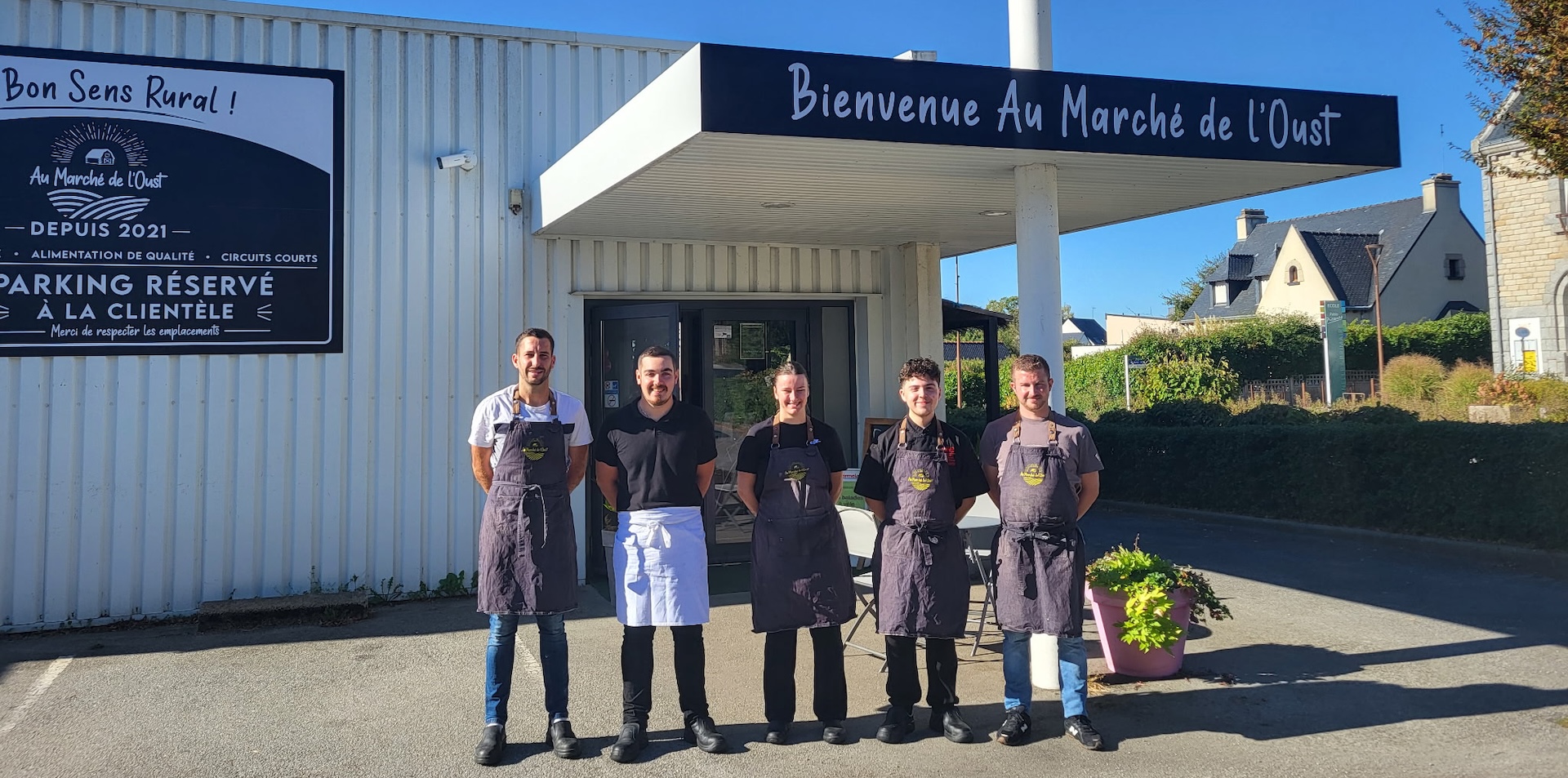 Equipe d'Au Marché de l'Oust posant devant le magasin
